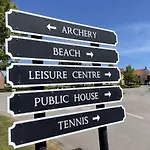 Azure House - Part Of The The Bay Village With Pool, Gym And Direct Access, Pub, Restaurant, Tennis And Meadows Walks 펜션 파일리