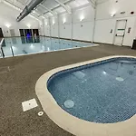 Azure House - Part Of The The Bay Village With Pool, Gym And Direct Access, Pub, Restaurant, Tennis And Meadows Walks 펜션