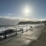 Azure House - Part Of The The Bay Village With Pool, Gym And Direct Access, Pub, Restaurant, Tennis And Meadows Walks *