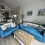 Azure House - Part Of The The Bay Village With Pool, Gym And Direct Access, Pub, Restaurant, Tennis And Meadows Walks 펜션