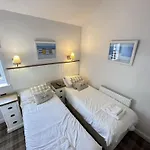 Azure House - Part Of The The Bay Village With Pool, Gym And Direct Access, Pub, Restaurant, Tennis And Meadows Walks *