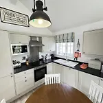 Azure House - Part Of The The Bay Village With Pool, Gym And Direct Access, Pub, Restaurant, Tennis And Meadows Walks 펜션