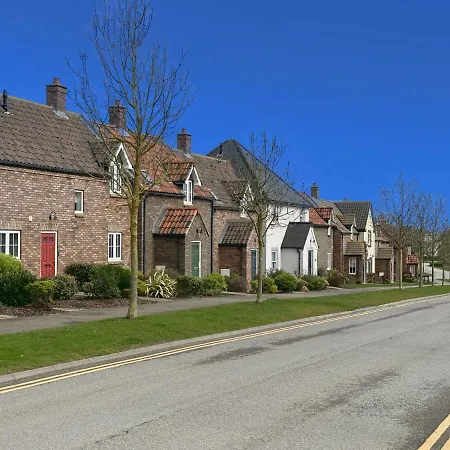 Azure House - Part Of The The Bay Village With Pool, Gym And Direct Access, Pub, Restaurant, Tennis And Meadows Walks *