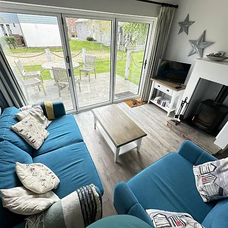 Azure House - Part Of The The Bay Village With Pool, Gym And Direct Access, Pub, Restaurant, Tennis And Meadows Walks 펜션 *