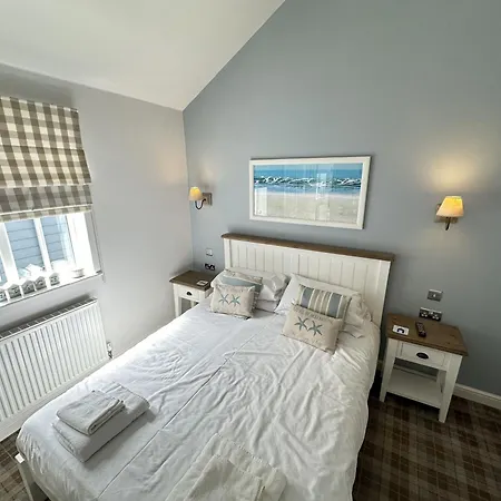 Casa de Férias Azure House - Part Of The The Bay Village With Pool, Gym And Direct Access, Pub, Restaurant, Tennis And Meadows Walks *