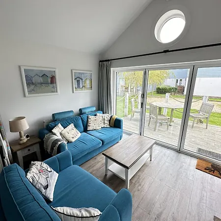 Azure House - Part Of The The Bay Village With Pool, Gym And Direct Access, Pub, Restaurant, Tennis And Meadows Walks 펜션 파일리